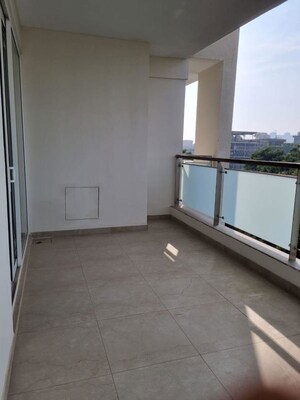 Room in 4 BHK Builder Floor at DLF Royale Residences, Dlf Phase I – for Rent