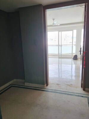 Room in 4 BHK Builder Floor at DLF Royale Residences, Dlf Phase I – for Rent