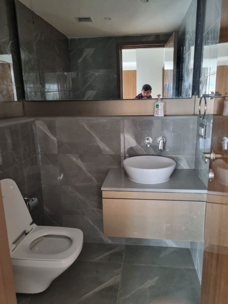 Bathroom, dlf-royale-residences 4 Bedroom 4500 Sq.Ft. Builder Floor In Dlf Phase I Gurgaon 10194036