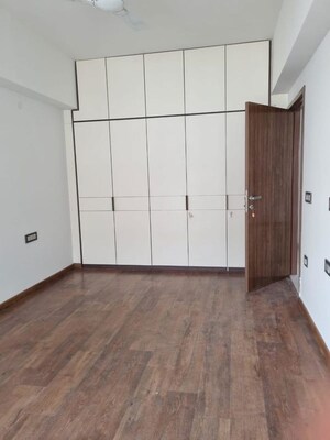 Room in 4 BHK Builder Floor at DLF Royale Residences, Dlf Phase I – for Rent