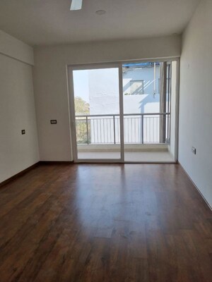 Room in 4 BHK Builder Floor at DLF Royale Residences, Dlf Phase I – for Rent