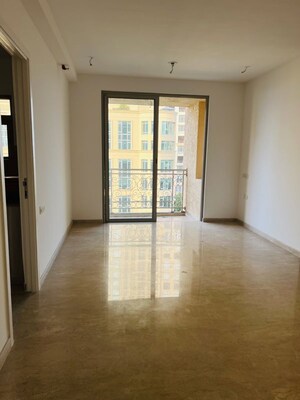 Room in 2.5 BHK Apartment at Hiranandani Cardinal, Ghodbunder Road – for Sale