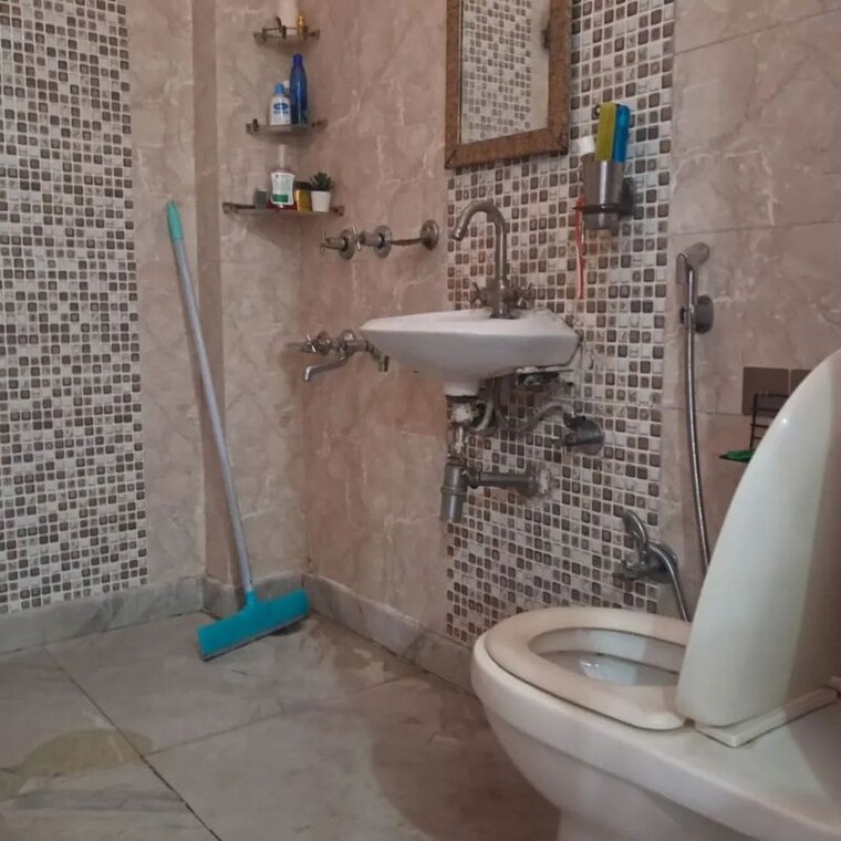 Bathroom, east of kailash 2 Bedroom 1400 Sq.Ft. Builder Floor In East Of Kailash Delhi 10194144