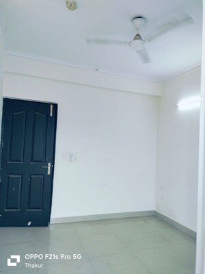 Room in 3 BHK Apartment at JM Florance, Tech Zone 4 Greater Noida – for Rent