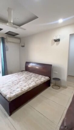 4 BHK + Pooja Room,Servant Room,Study Room Builder Floor For Rent in Unitech South City II