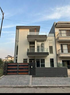 5 BHK + Servant Room Independent House For Sale in Sector 117