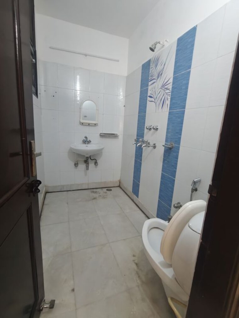 Bathroom, sector 47 2 Bedroom 1600 Sq.Ft. Builder Floor In Sector 47 Gurgaon 10194183
