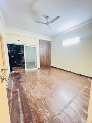 Room in 3 BHK Apartment at Antriksh Golf View, Sector 78 – for Rent