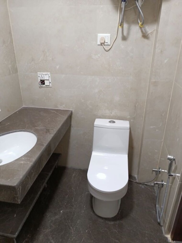 Bathroom, greater kailash ii 3 Bedroom 259 Sq.Yd. Builder Floor In Greater Kailash ii Delhi 10153919