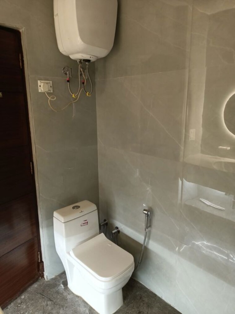 Bathroom, greater kailash ii 3 Bedroom 259 Sq.Yd. Builder Floor In Greater Kailash ii Delhi 10153919