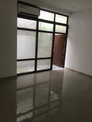 Room in 5 BHK Builder Floor at Dlf Farms – for Rent