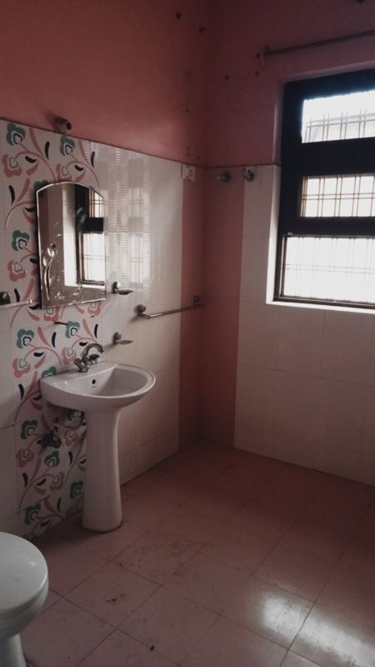 Bathroom, sector 9 2 Bedroom 200 Sq.Yd. Builder Floor In Sector 9 Hisar 10194228
