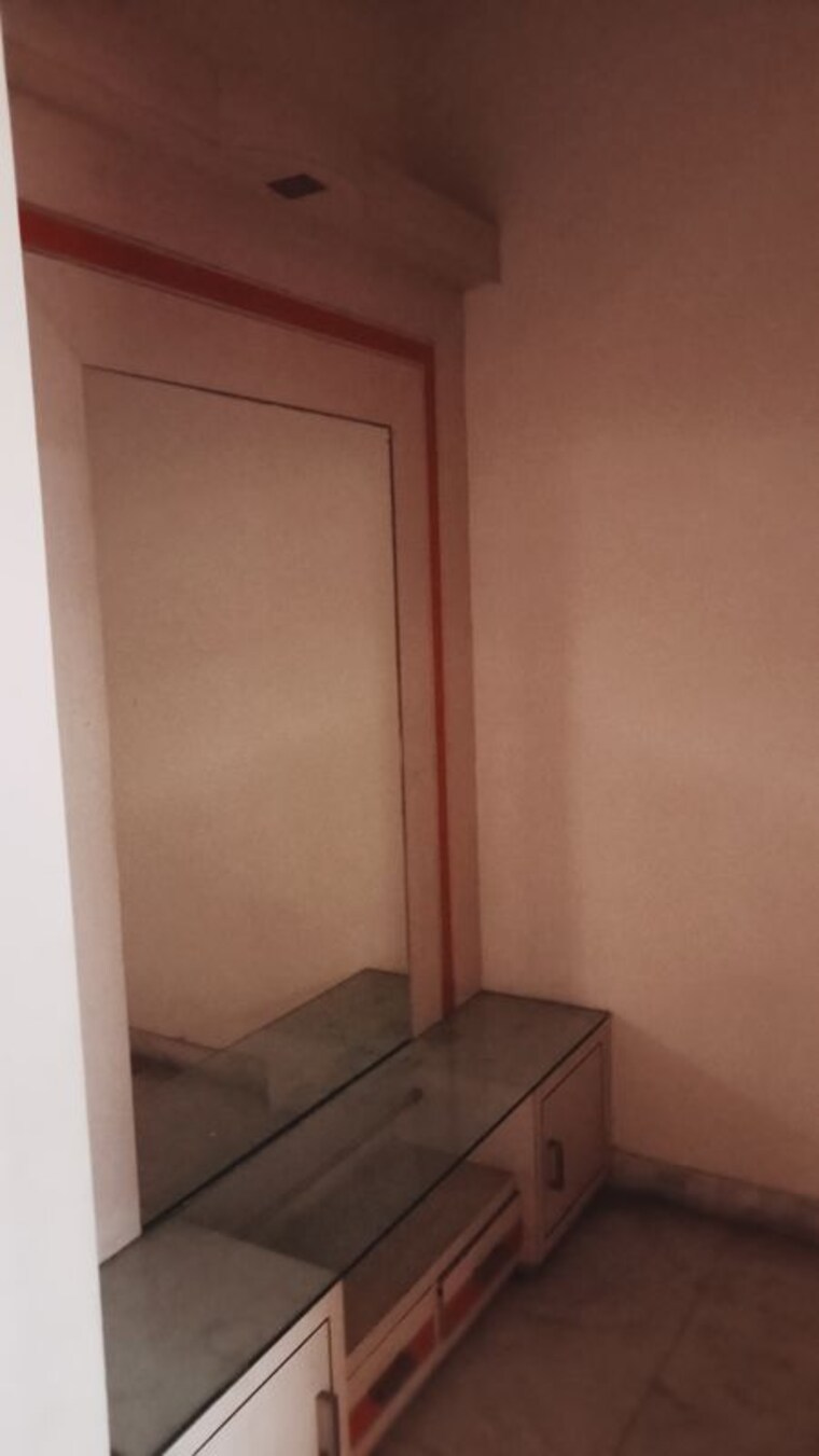 Room, sector 9 2 Bedroom 200 Sq.Yd. Builder Floor In Sector 9 Hisar 10194228