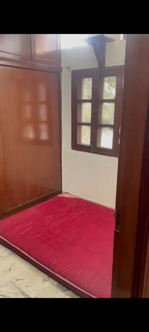 Room in 3 BHK Builder Floor at Safdarjung Enclave – for Rent