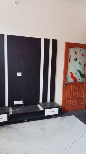 Furnished Amenities in 2.5 BHK Builder Floor at Sector 9 – for Rent