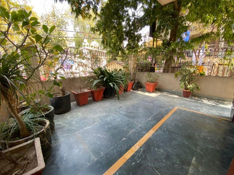  Parking, greater kailash part 3 3 Bedroom 300 Sq.Yd. Builder Floor In Greater Kailash Part 3 Delhi 10048714