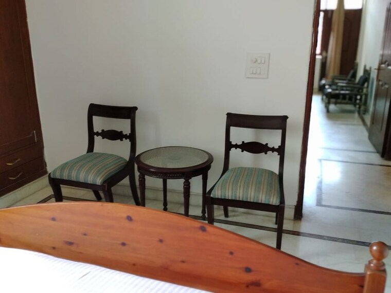 Room, greater kailash part 3 3 Bedroom 300 Sq.Yd. Builder Floor In Greater Kailash Part 3 Delhi 10048714