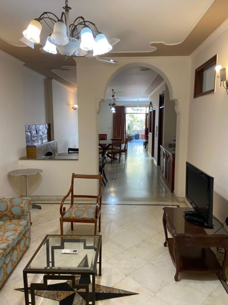 Room, greater kailash part 3 3 Bedroom 300 Sq.Yd. Builder Floor In Greater Kailash Part 3 Delhi 10048714