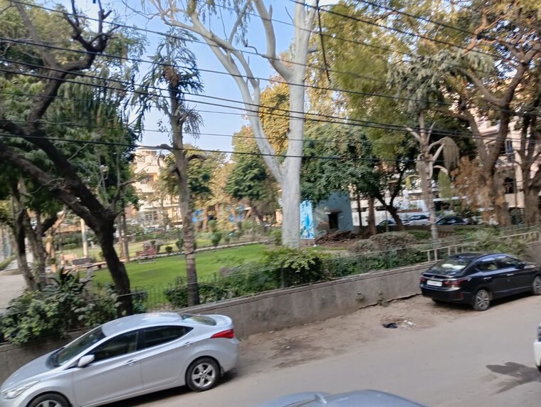  Parking, safdarjung enclave 3 Bedroom 200 Sq.Yd. Builder Floor In Safdarjung Enclave Delhi 10048427