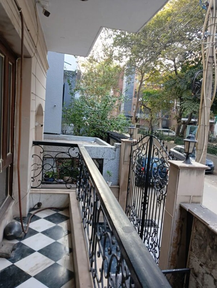 Balcony, safdarjung enclave 3 Bedroom 200 Sq.Yd. Builder Floor In Safdarjung Enclave Delhi 10048427