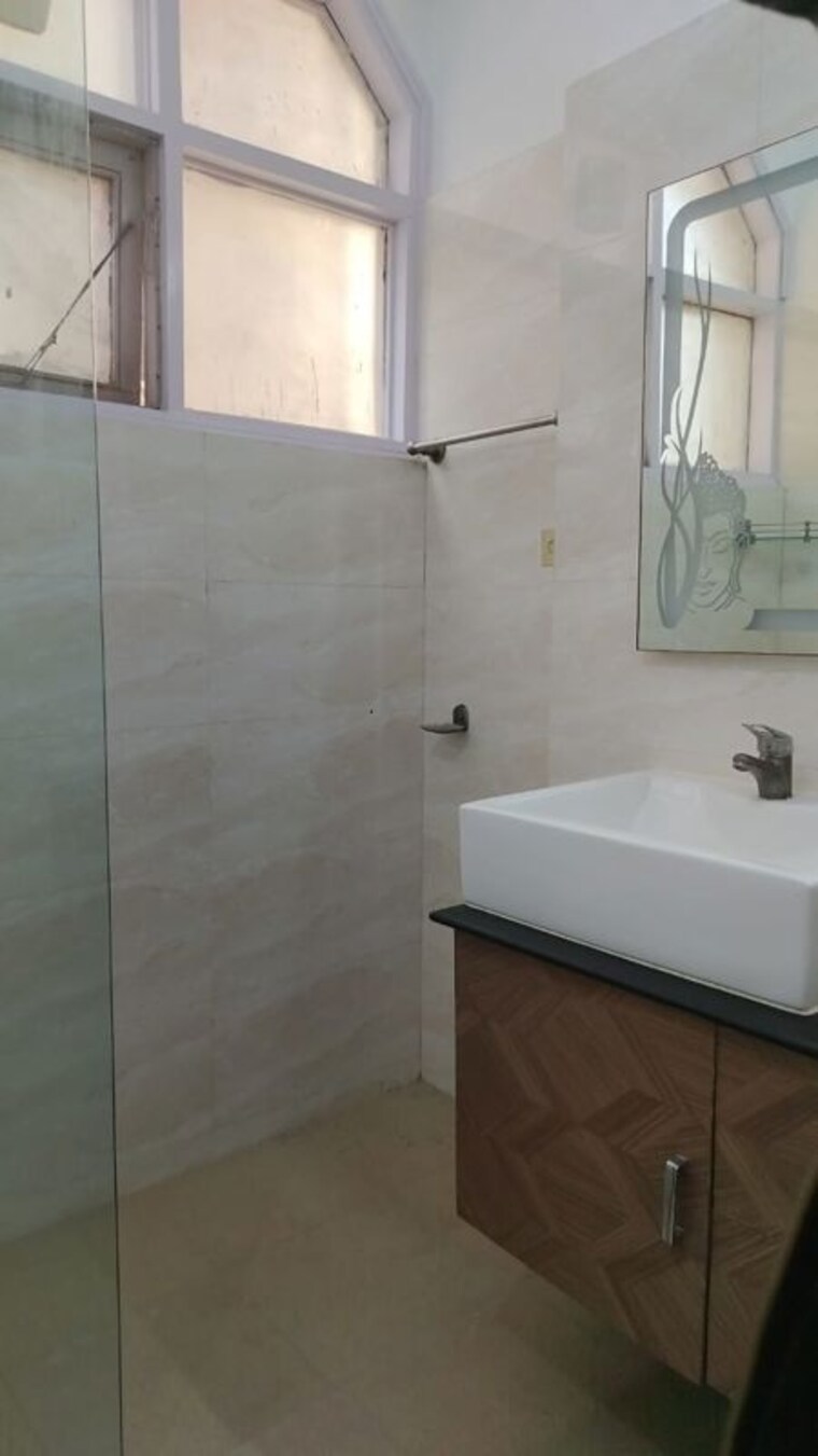 Bathroom, hauz khas 3 Bedroom 300 Sq.Yd. Builder Floor In Hauz Khas Delhi 10029635