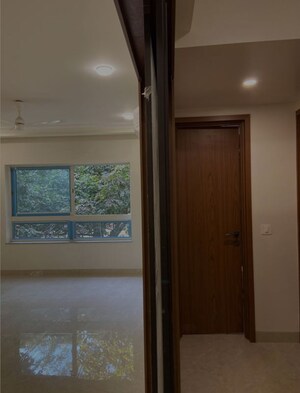Room in 3 BHK Builder Floor at Safdarjung Enclave – for Rent