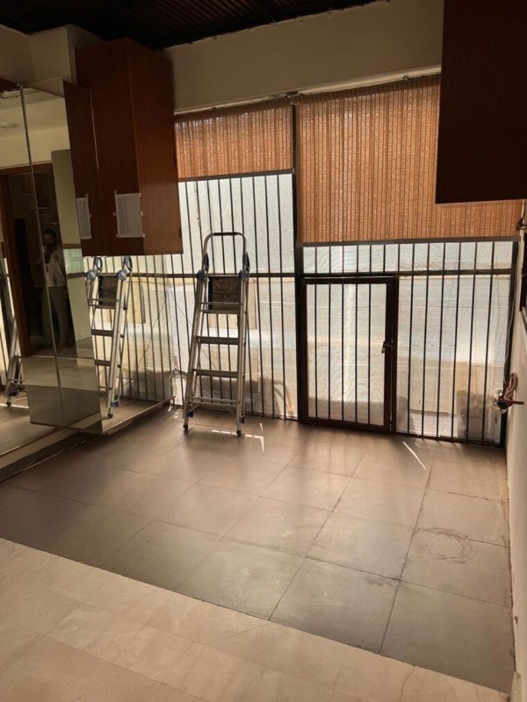 Balcony, defence colony 3 Bedroom 500 Sq.Yd. Builder Floor In Defence Colony Delhi 10027652