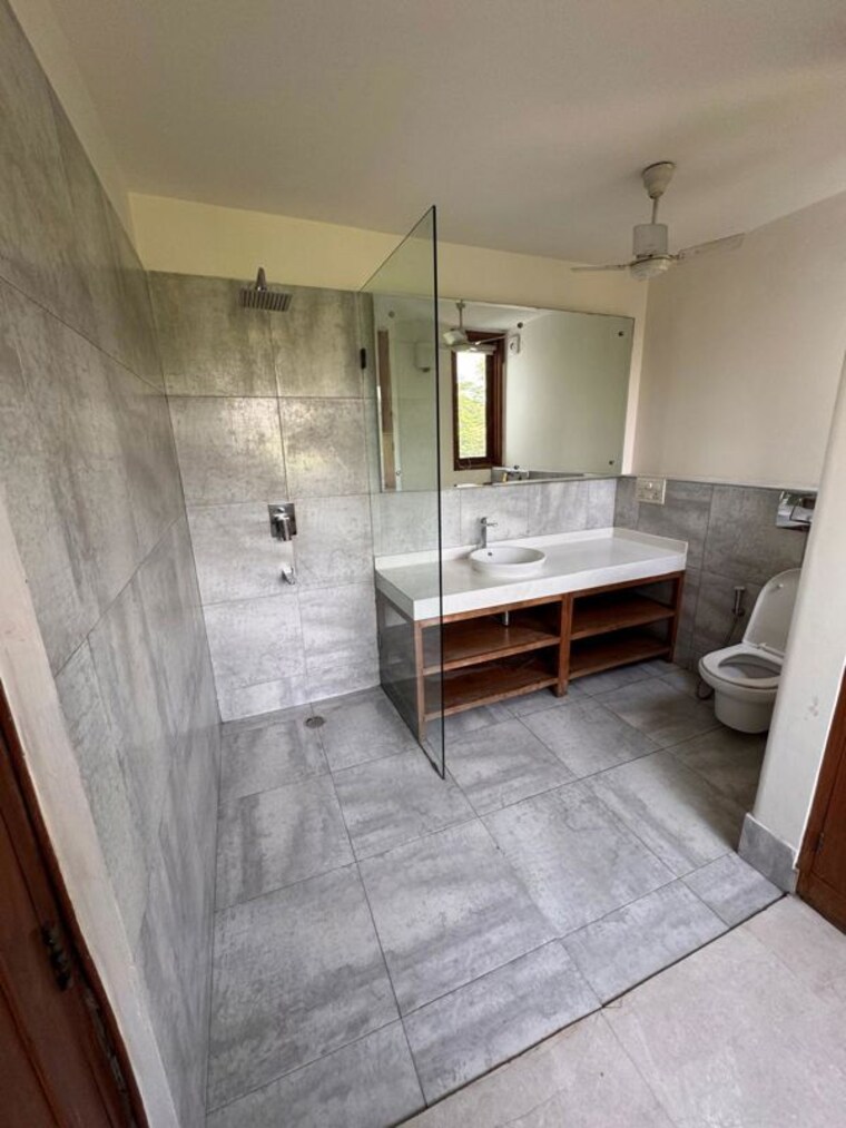 Bathroom, defence colony 3 Bedroom 500 Sq.Yd. Builder Floor In Defence Colony Delhi 10027652