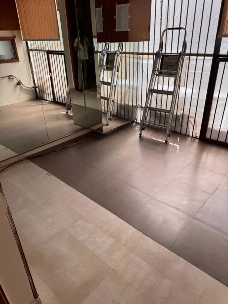 Balcony, defence colony 3 Bedroom 500 Sq.Yd. Builder Floor In Defence Colony Delhi 10027652