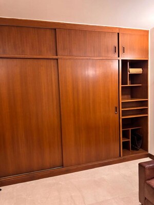 Room in 3 BHK Builder Floor at Defence Colony – for Rent