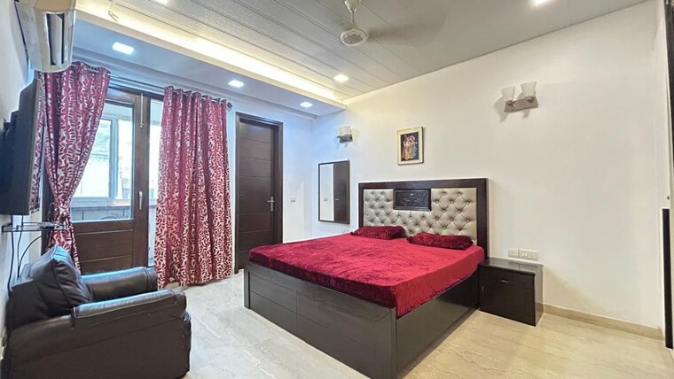 Bedroom, safdarjung enclave 3 Bedroom 250 Sq.Yd. Builder Floor In Safdarjung Enclave Delhi 10012709