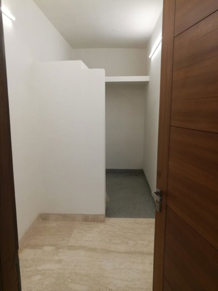 Room, kailash colony 4 Bedroom 500 Sq.Yd. Builder Floor In Kailash Colony Delhi 10010978