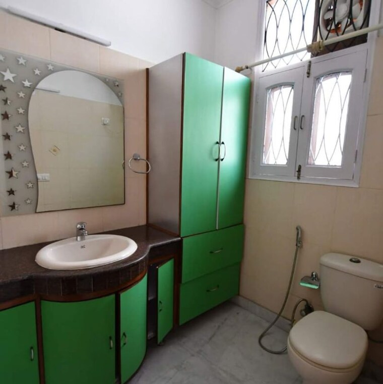Bathroom, defence colony 3 Bedroom 300 Sq.Yd. Builder Floor In Defence Colony Delhi 9812612