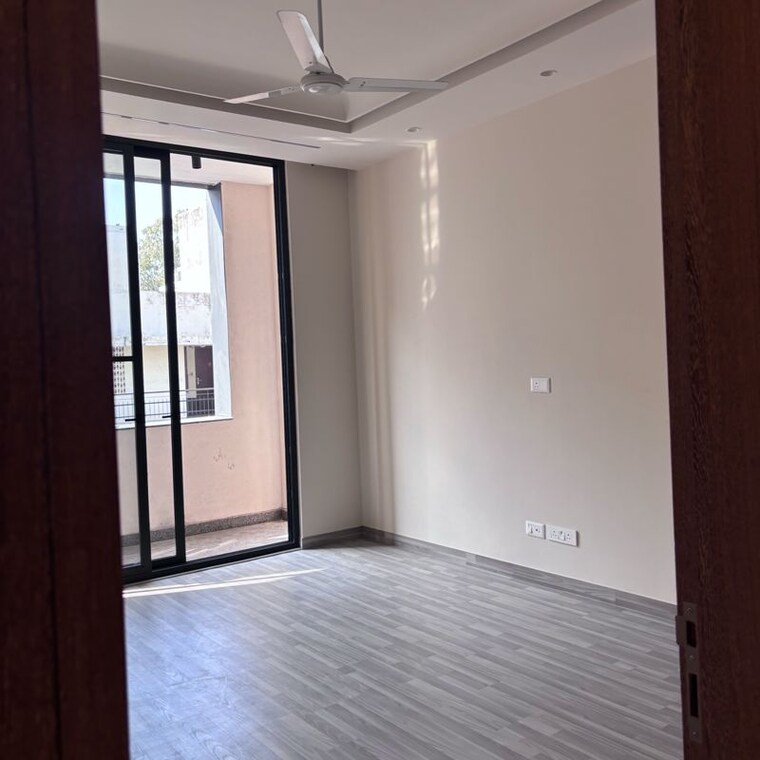 Room, hauz khas 3 Bedroom 200 Sq.Yd. Builder Floor In Hauz Khas Delhi 9781665