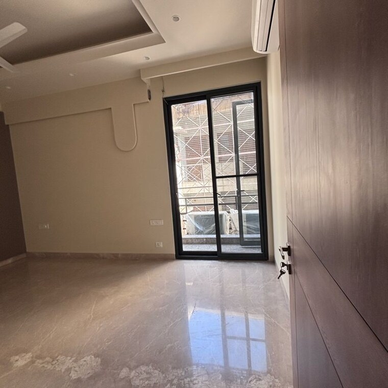 Room, hauz khas 3 Bedroom 200 Sq.Yd. Builder Floor In Hauz Khas Delhi 9781665
