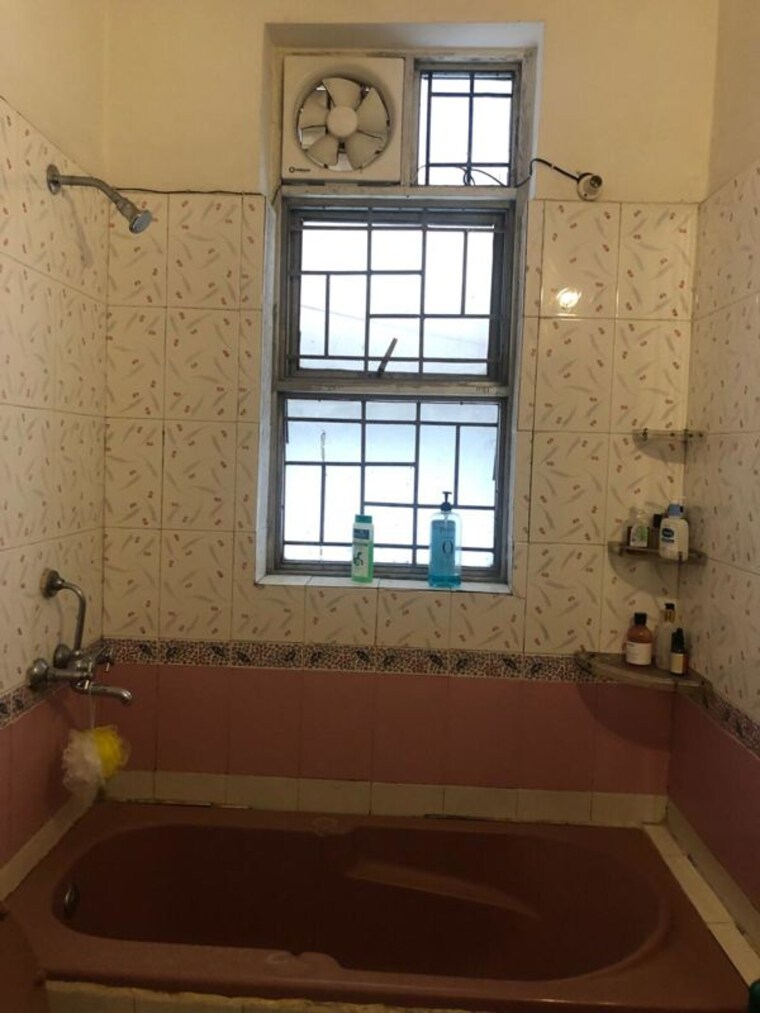 Bathroom, sector 51 2 Bedroom 1000 Sq.Ft. Builder Floor In Sector 51 Gurgaon 10194259