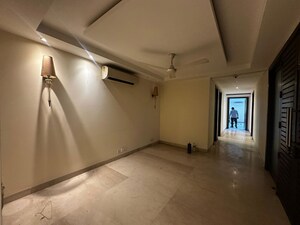 Room in 4 BHK Builder Floor at South Extension ii – for Rent