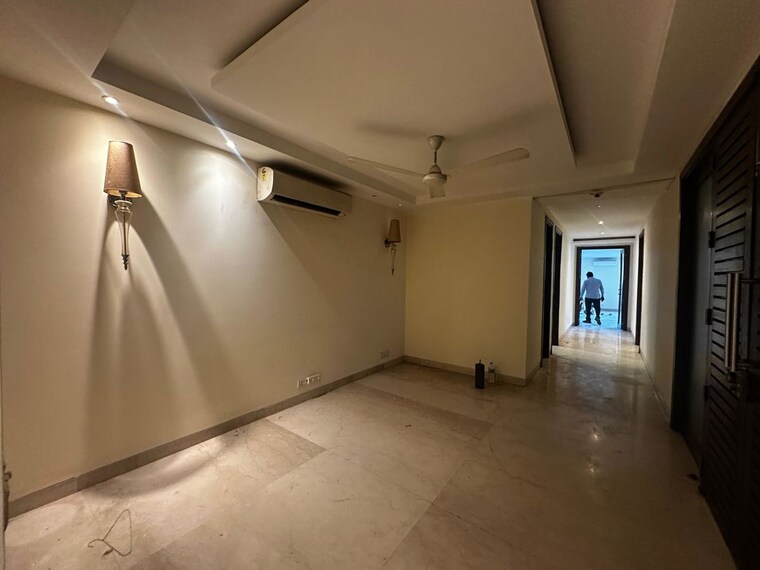 Room, south extension ii 4 Bedroom 1000 Sq.Yd. Builder Floor In South Extension ii Delhi 10194288