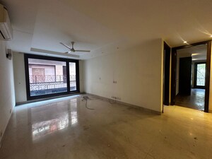 Room in 4 BHK Builder Floor at South Extension ii – for Rent
