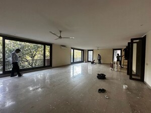 Room in 4 BHK Builder Floor at South Extension ii – for Rent