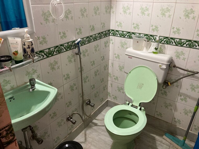 Bathroom, green park 2 Bedroom 200 Sq.Yd. Builder Floor In Green Park Delhi 10194320