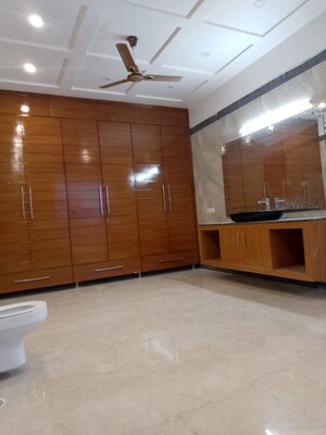 Room in 4 BHK Builder Floor at Vasant Kunj – for Rent