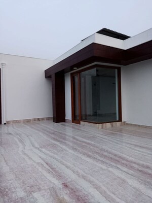 Room in 4 BHK Builder Floor at Vasant Kunj – for Rent