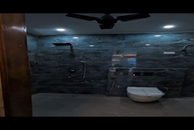  Parking, hauz khas 4 Bedroom 300 Sq.Yd. Builder Floor In Hauz Khas Delhi 10194370