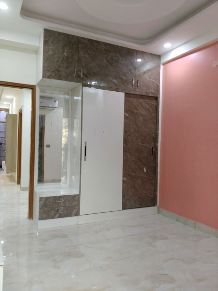 Room, sector 73 3 Bedroom 1400 Sq.Ft. Builder Floor In Sector 73 Noida 10194394