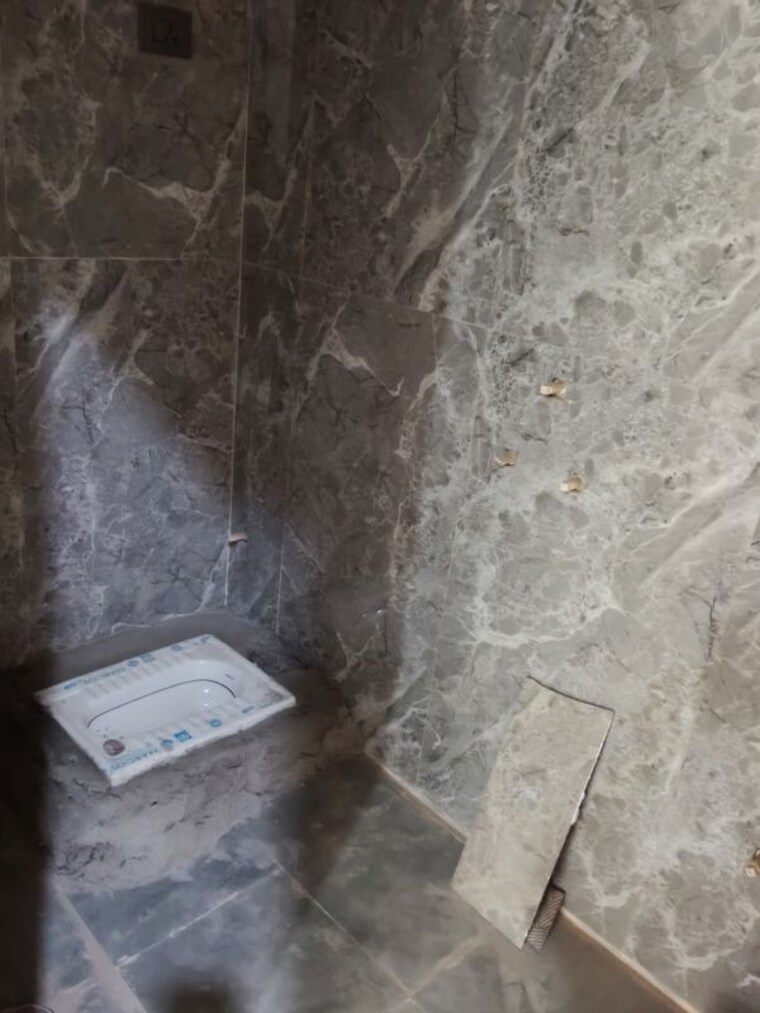 Bathroom, sector 73 3 Bedroom 1400 Sq.Ft. Builder Floor In Sector 73 Noida 10194394