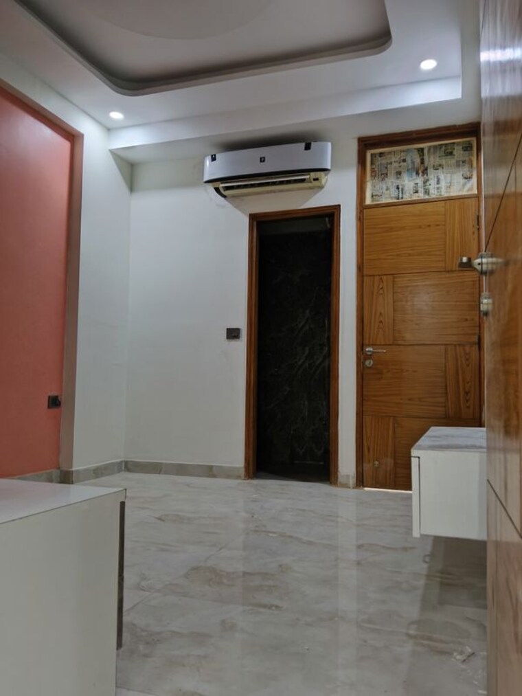 Room, sector 73 3 Bedroom 1400 Sq.Ft. Builder Floor In Sector 73 Noida 10194394