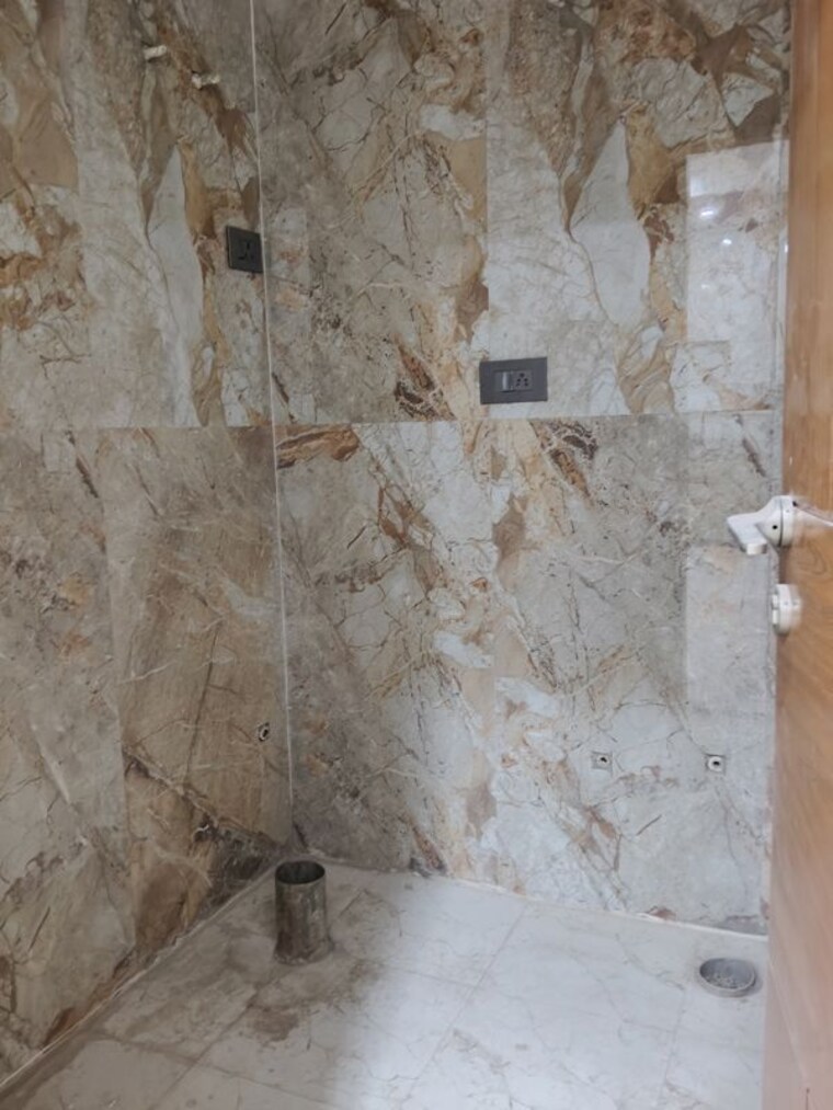 Bathroom, sector 73 3 Bedroom 1400 Sq.Ft. Builder Floor In Sector 73 Noida 10194394