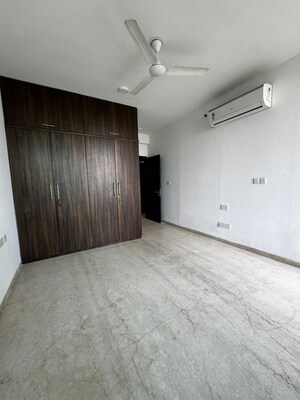 Room in 3 BHK Apartment at Oberoi Realty Esquire, Goregaon East – for Rent