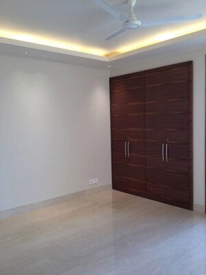 Room in 4 BHK Builder Floor at Safdarjung Development Area – for Rent